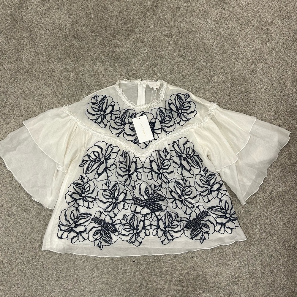 Foxiedox Blouse Women’s Small Ruffle Sleeve White Blue Floral New with Tags